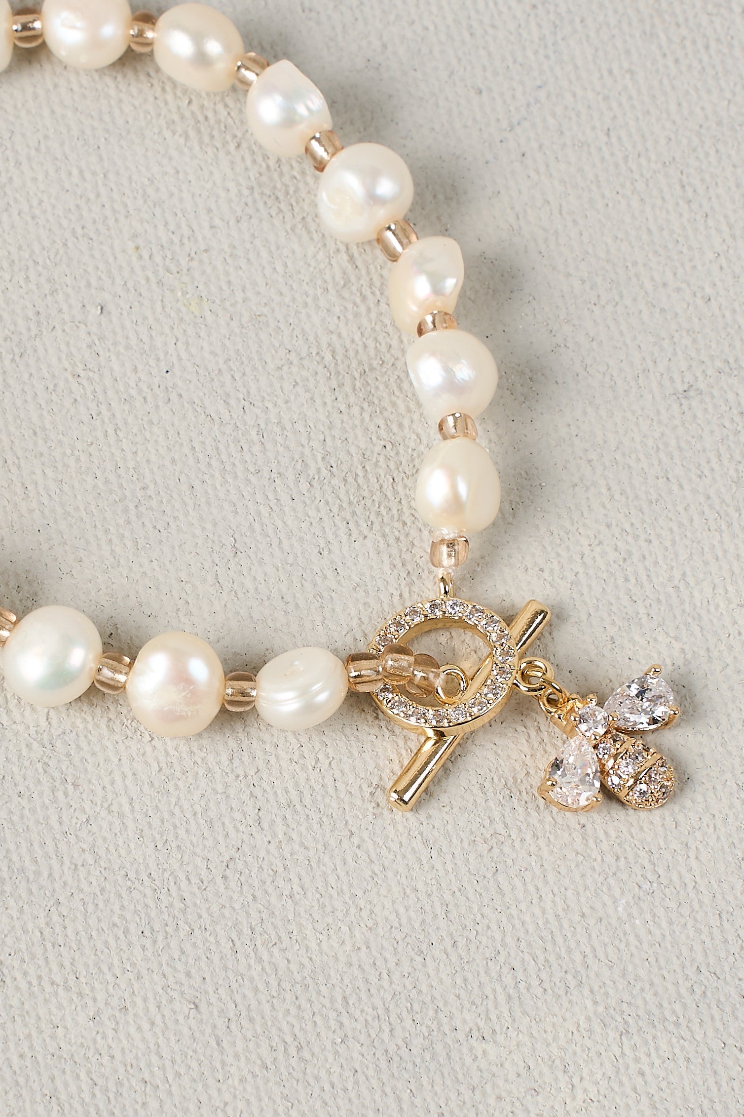 Bee Pearl Wrist – Cream